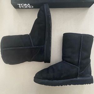 UGG Kids’ Classic Short Boot, Black, 4m US, Big Kid